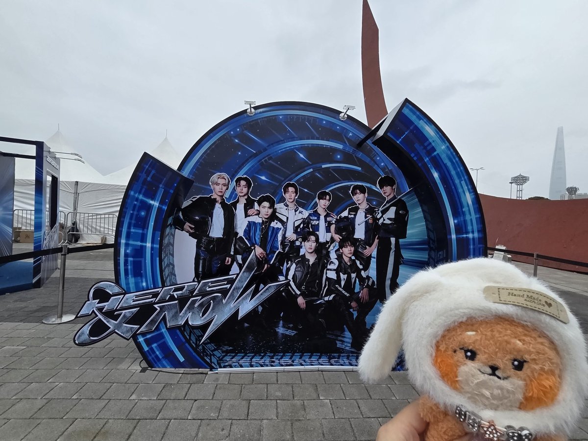lavbts_kv's tweet photo. 会場着いたけどいつも雨😂😂 https://t.co/y5Gf60c8py