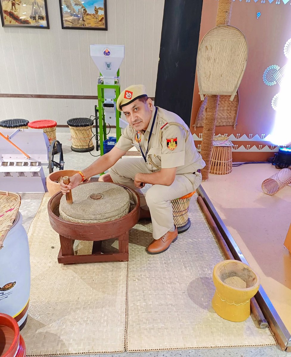 PrashantInsp's tweet image. पहले हम पत्थर की चक्की अपने घर पर अनाज पिस्ता था हालांकि थोड़ा मोटा पिस्ता था लेकिन पीसने वाले की भी एक्सरसाइज होती थी और मोटा अनाज सेहत के लिए बहुत अच्छा होता है वक्त,जमाना,जीवन शैली,चकिया बदल गई और कई बीमारी घर आ गई आपको क्या लगता है हमें अपनी जीवन शैली में बदलाव की आवश्यकता है
