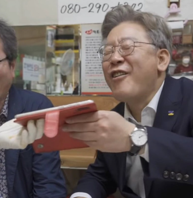 관종의 끝판 이재명이 공중파 오락프로그램 출연은 멈출 수가 없지. 경기지사 시절 자기 책임 구역에서 대형 물류센터 불타고 있을 때 연고도 없는 경상도 마산까지 내려가 불타는 떡볶이 먹으며 히히히 했던 인간인데, 뭘 기대하셔??
미디어 쫓아 다니느라 이재명은 자기가 책임져야 할 곳엔 없었다.