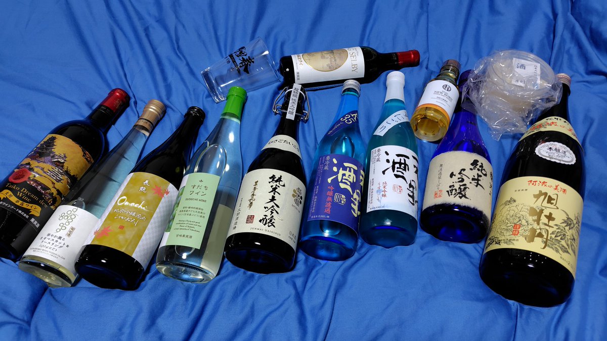 ponshu_kan's tweet photo. 大阪旅の成果。

一升瓶...一緒に飲みたい人いたら声かけてください。

そして今回は万国博覧会で1日手軽になる必要があったんで全部キャリーケースに入れました。

12年の相棒として頑張ってくれたのですが流石に車輪がバーストしました。マジごめん。今まで本当にありがとう。

#大阪旅 https://t.co/nBWalPKSXX