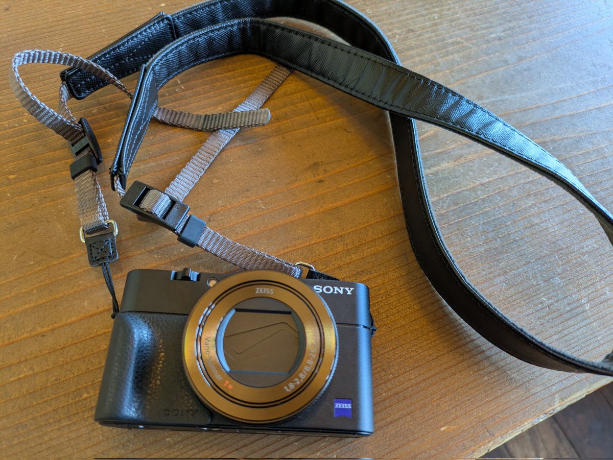 vision2408ntc's tweet photo. やっぱり旅カメラは首から下げたほうがいいね。 #RX100M5 https://t.co/mfEJQF6xG8
