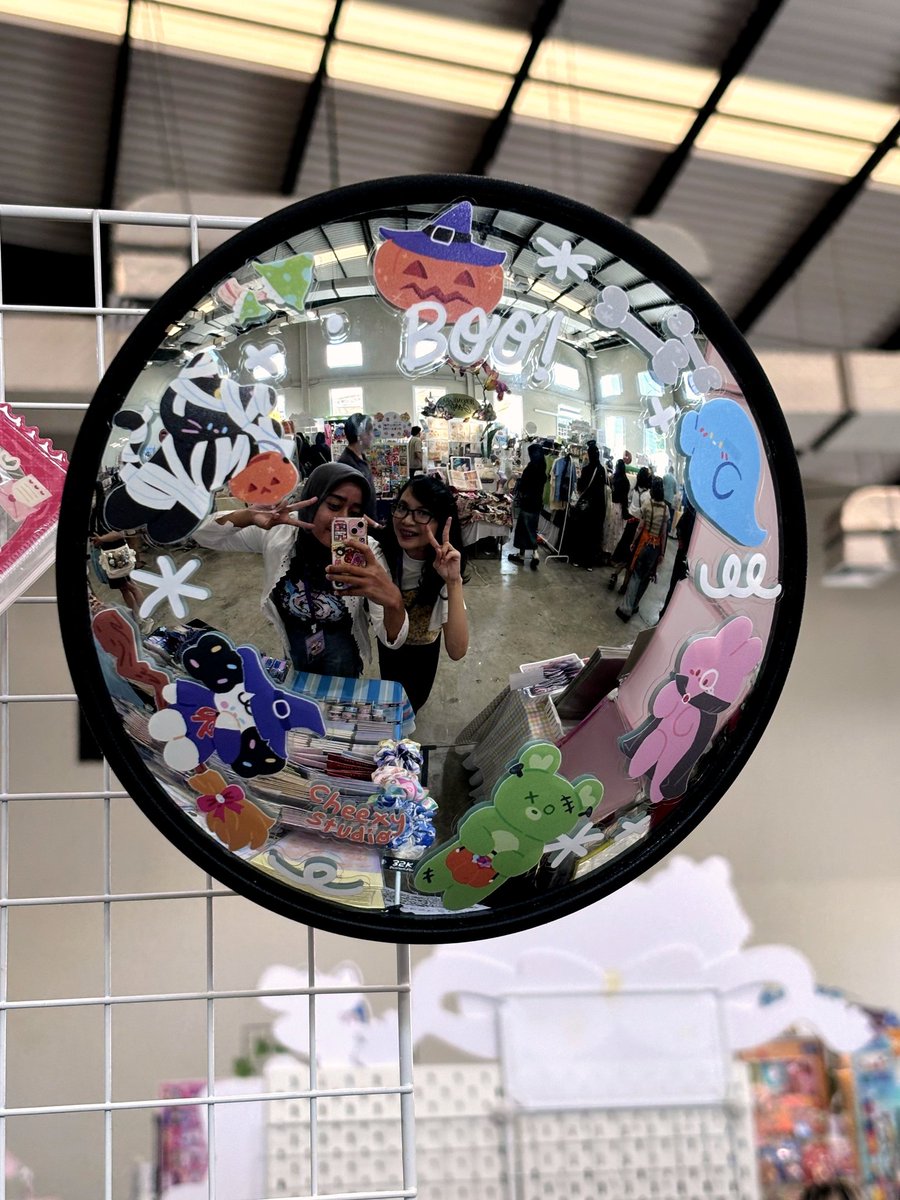cheexystudio's tweet photo. Day 1 ! Table 45 with @__ardya
#KKAM05 #kkam #kirakiraartmarket https://t.co/ZYM2SUcRLa