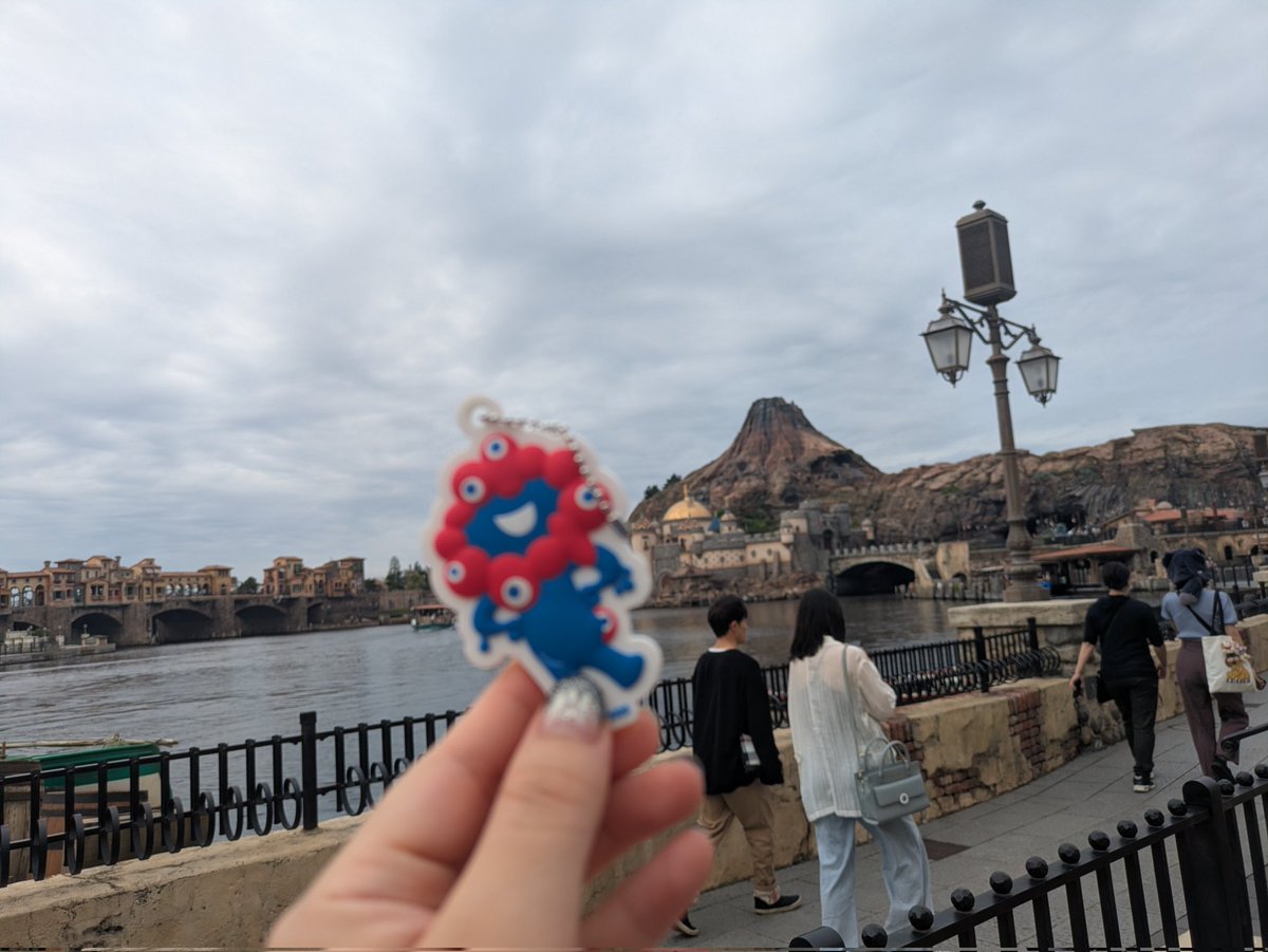 himamusume's tweet photo. ミャクミャクさま、これがディズニーシーですよ😊 https://t.co/rMhEFBYevB