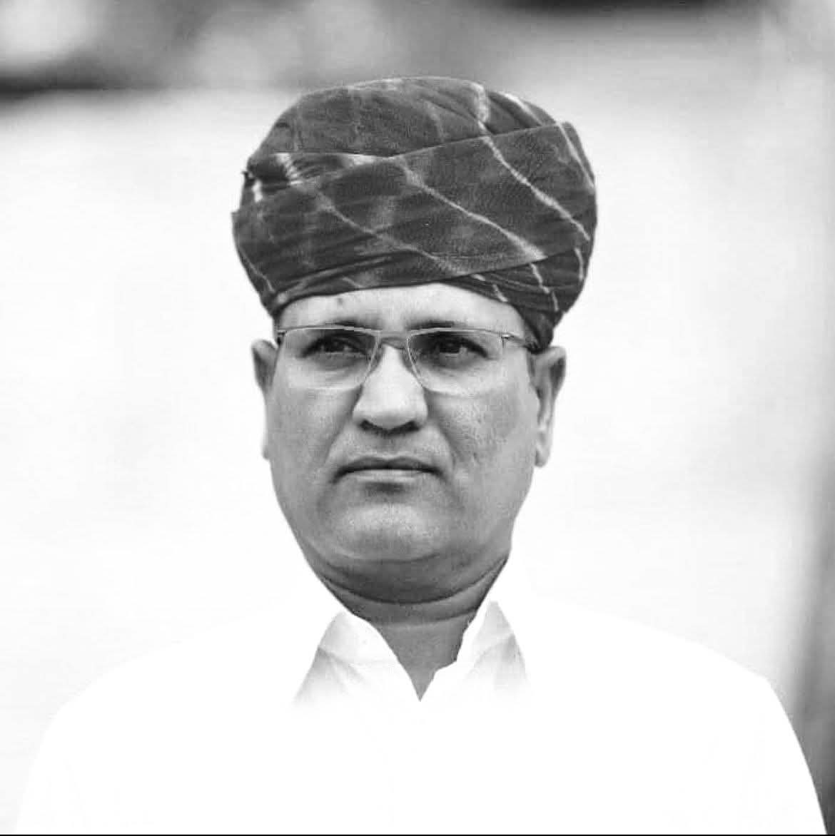 INCRajasthan's tweet photo. वरिष्ठ कांग्रेस नेता एवं राजस्थान के पूर्व नेता विपक्ष श्री रामेश्वर डूडी जी का निधन अत्यंत दु:खद है। 

गरीब, किसान, मजदूर के हक़ में उठने वाली कांग्रेस की एक प्रखर आवाज़ आज मौन हो गई। 

रामेश्वर डूडी जी का निधन कांग्रेस के लिए अपूरणीय क्षति है। दु:ख की घड़ी में कांग्रेस पार्टी उनके परिवार के साथ है।