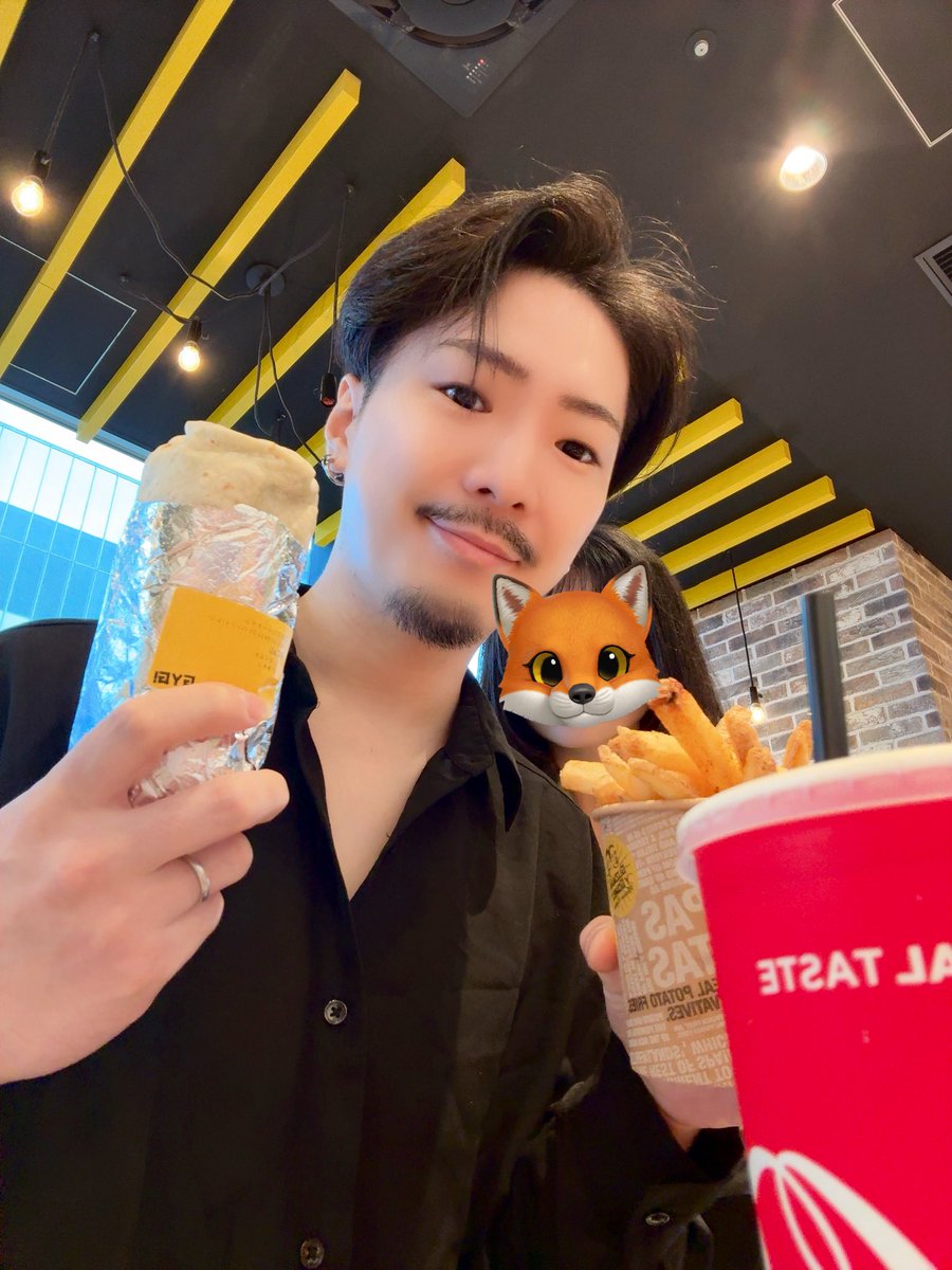 髪切って✂️ブリートー食べて🌮帰ろう！流石に眠い🥱

#自撮りに写り込もうとする嫁を添えて