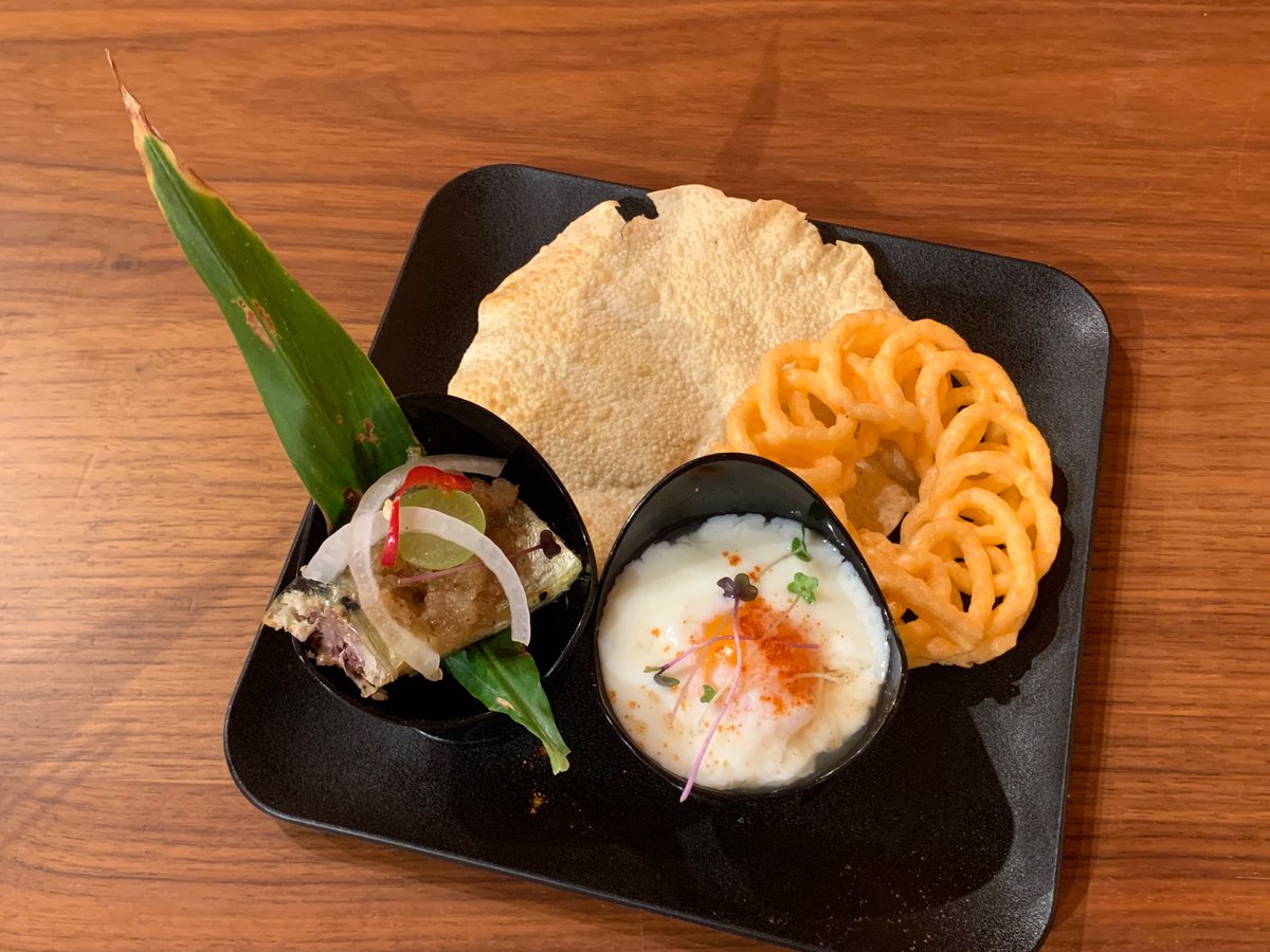 4_vtan's tweet image. お昼です🕛 #rasoi さんにて海鮮🌊ビリヤニを
牡蠣🦪にエビ🦐イカ🦑と盛り沢山なビリヤニですが❗️味わいの中心は濃厚なトマト🍅海鮮やライスとの相性もバッチリです😋
デザートには、梨の赤ワインコンポートとチャイゼリー。コンポート🍐ならでは食感とビターな味わい🎶ご馳走様でした🙏