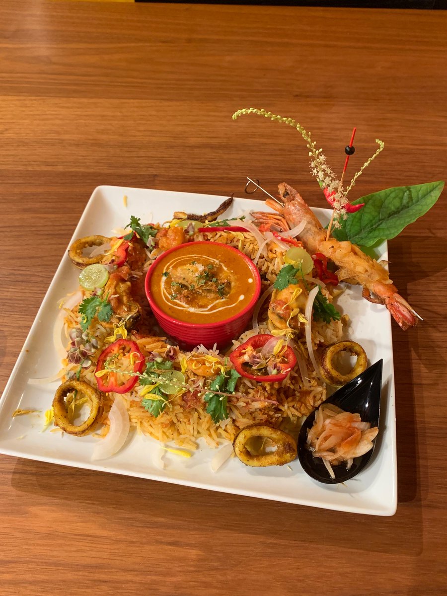 4_vtan's tweet image. お昼です🕛 #rasoi さんにて海鮮🌊ビリヤニを
牡蠣🦪にエビ🦐イカ🦑と盛り沢山なビリヤニですが❗️味わいの中心は濃厚なトマト🍅海鮮やライスとの相性もバッチリです😋
デザートには、梨の赤ワインコンポートとチャイゼリー。コンポート🍐ならでは食感とビターな味わい🎶ご馳走様でした🙏