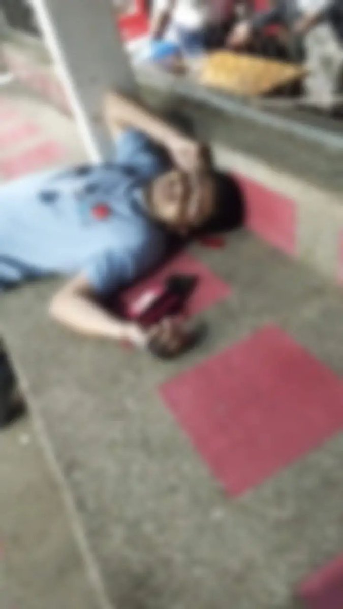 #URGENTE 
Un nuevo hecho violento se registra a esta hora en #Manta
Con más de 20 detonaciones asesinaron a un ciudadano en la cancha Cristo Rey de #Manta

Noticia en desarrollo...
facebook.com/radiovisionman…