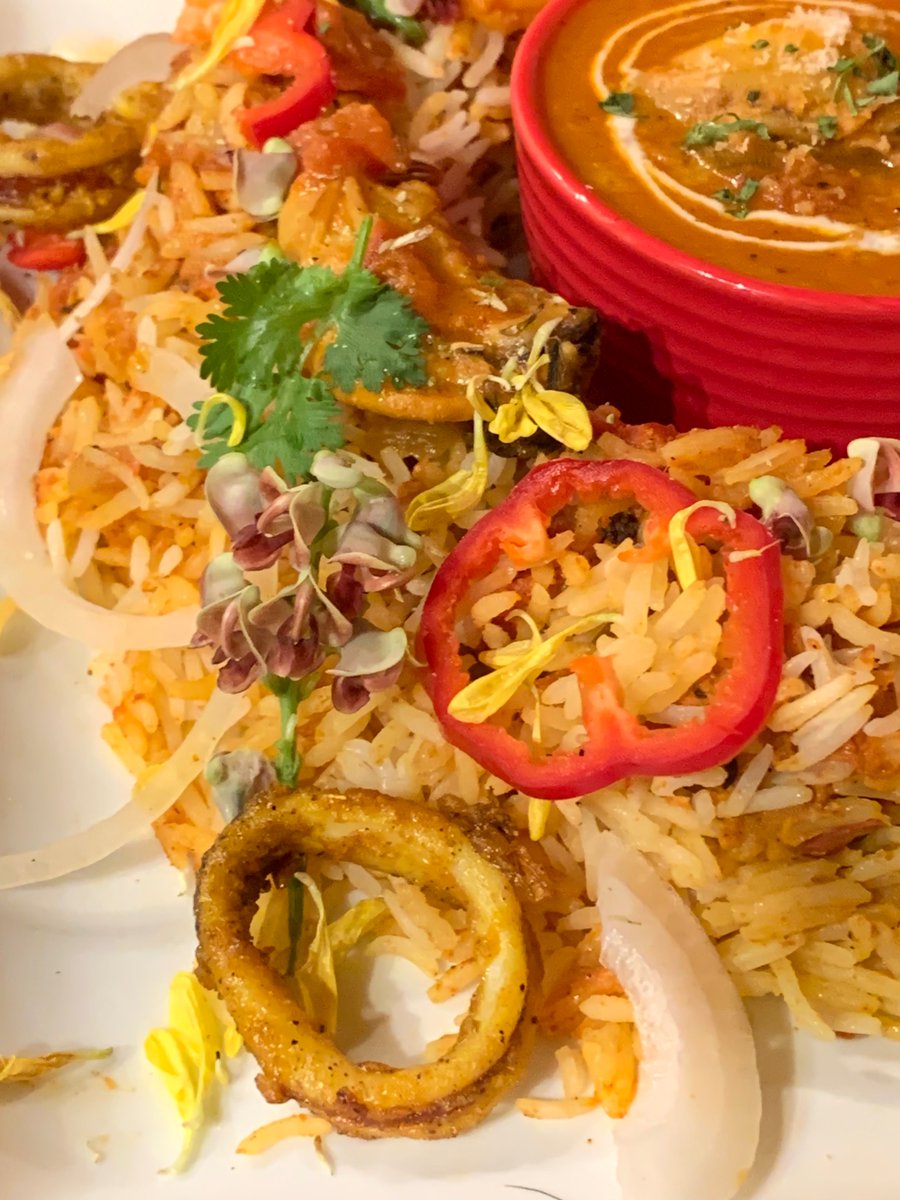 4_vtan's tweet image. お昼です🕛 #rasoi さんにて海鮮🌊ビリヤニを
牡蠣🦪にエビ🦐イカ🦑と盛り沢山なビリヤニですが❗️味わいの中心は濃厚なトマト🍅海鮮やライスとの相性もバッチリです😋
デザートには、梨の赤ワインコンポートとチャイゼリー。コンポート🍐ならでは食感とビターな味わい🎶ご馳走様でした🙏