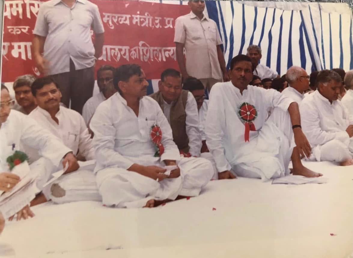 RakeshVermaSP's tweet photo. समाजवादी पार्टी के 33वें स्थापना दिवस पर आप सभी साथियों को बहुत बहुत बधाई एवं शुभकामनाएँ।
श्रद्धेय नेताजी अमर रहें।
श्रद्धेय बाबूजी अमर रहें।
जय समाजवाद। https://t.co/LVwaHmjAsb