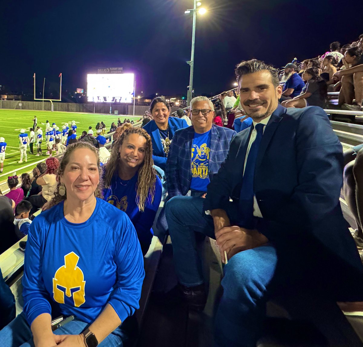RubyGarzaDISD's tweet image. Perfect weather for some @dallasschools Friday Night Football 📣 🏈 Congrats @wwsamuell Spartans for the big homecoming win! 💛💙 @dallasathletics @Region1DISD @LauraRubioGarza @THuittDISD