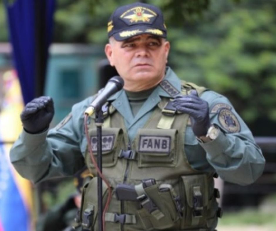 ElInformadorVE's tweet photo. #03Oct El ministro para la Defensa, Vladímir Padrino López, emitió un comunicado oficial tras el trágico accidente ocurrido este 3 de octubre en el municipio Girardot del estado Aragua, adyacente a la base aérea Mariscal Sucre.
https://t.co/dJj73g7ByF https://t.co/noFSNIW99a