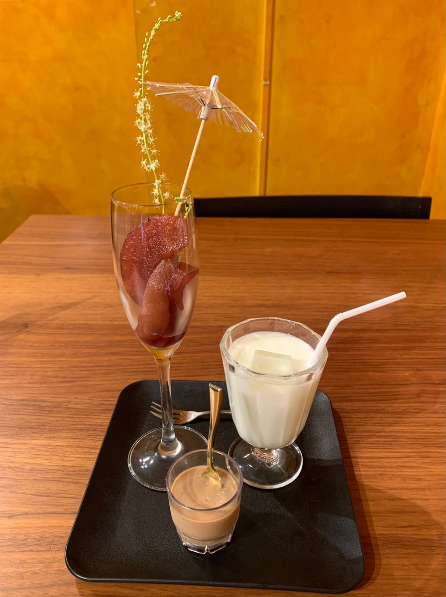 4_vtan's tweet image. お昼です🕛 #rasoi さんにて海鮮🌊ビリヤニを
牡蠣🦪にエビ🦐イカ🦑と盛り沢山なビリヤニですが❗️味わいの中心は濃厚なトマト🍅海鮮やライスとの相性もバッチリです😋
デザートには、梨の赤ワインコンポートとチャイゼリー。コンポート🍐ならでは食感とビターな味わい🎶ご馳走様でした🙏