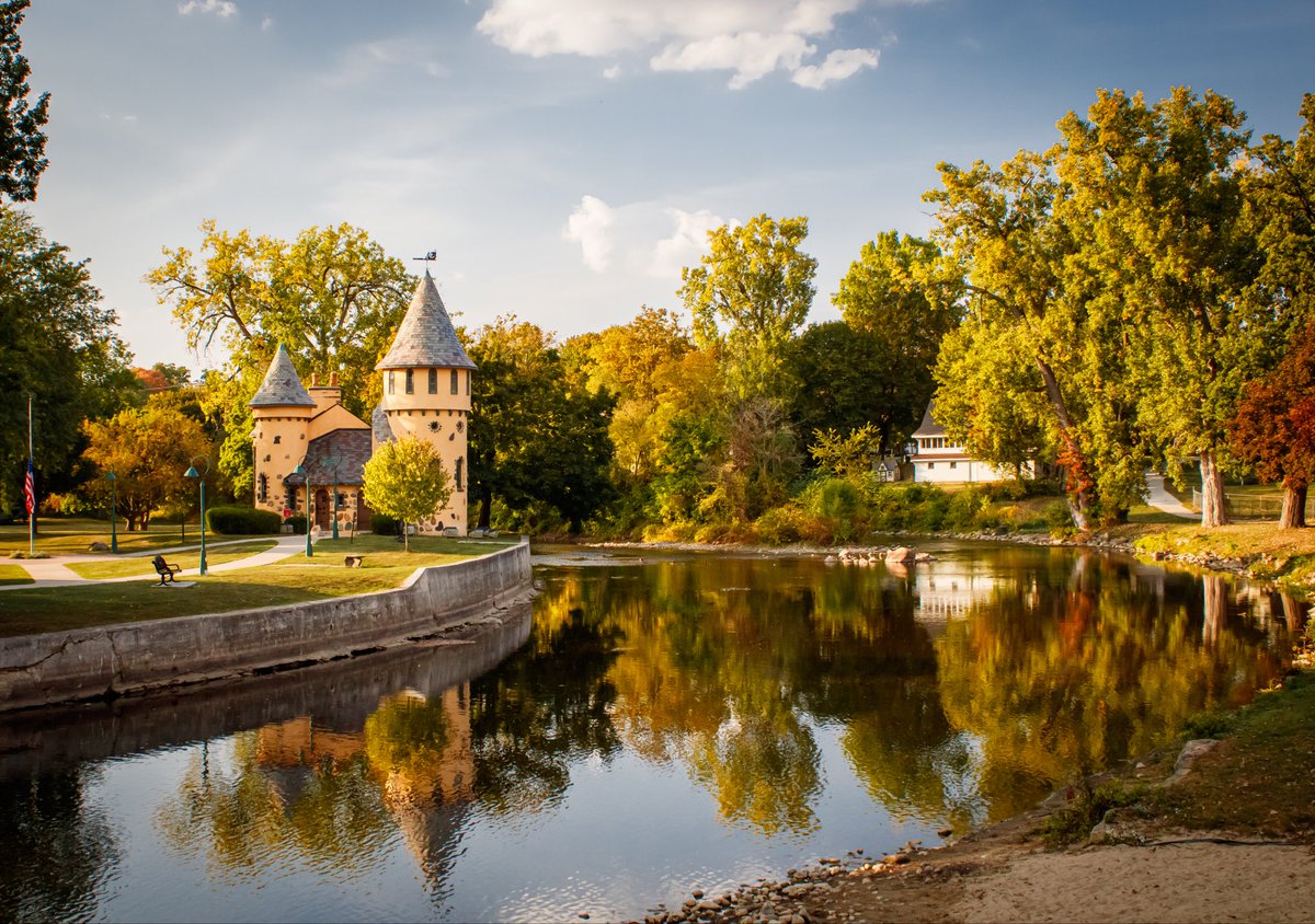 tkgoblue69's tweet photo. Autumn starting to creep in at Curwood Castle in Owosso Michigan.    @PureMichigan   #fall #autumn #leaves #changingcolors #castle #curwoodcastle #puremichigan https://t.co/U7iqZMCLeR