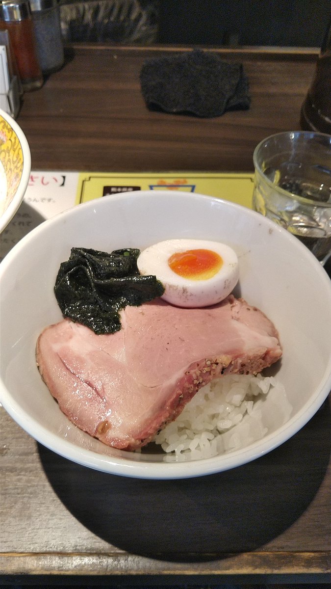 塩生姜らー麺専門店MANNISH淡路町本店

香味野菜油の優しいセメント煮干しらー麺＋🍚

恒例の生姜屋さんの煮干し🍜
やさぐれたおっさんに優しさがしみる😢
🥩２次元視覚に３Dが入って来て驚く😳厚い❗
🍚がススム🤤
🙏ごちそうさまでしたm(_ _)m
また家系やって欲しいな🙄
