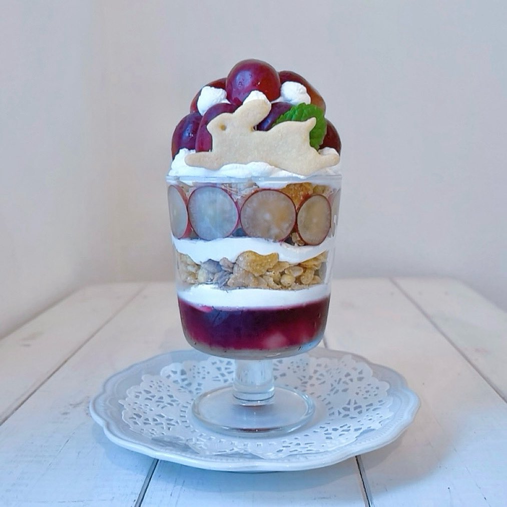 base_de_carin's tweet photo. 【きまぐれスイーツ】
.
🍇クイーンルージュのパフェ 1,850yen
.
《内容》
・クイーンルージュ
・葡萄のゼリー（クイーンルージュ入り）
・パイ生地
・グラノーラ
・ホワイトチョコのソース
・生クリーム
・バニラアイス
・うさぎのクッキー
・ミント https://t.co/mm7gGDsaEC