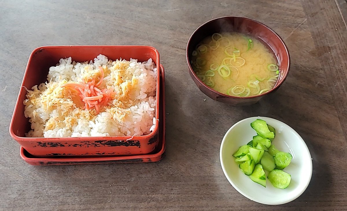 breakthrough071's tweet photo. 虎杖浜にある噂の500円のかに飯の店　今回は9食で完売　初めて見たよ開店と同時完売
かに飯は旨���し　父さんは気さくな好い人だよ
是非一度来てみて(笑)
因みにカメラとマイクは　北海道ローカル番組のどさんこワイドの取材班の人達 https://t.co/OvjIt8voZC