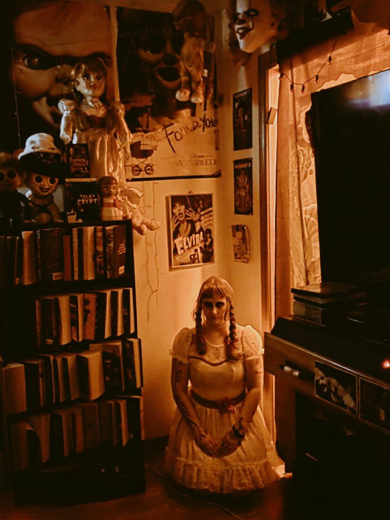 lana_drop's tweet photo. My room corner #Annabelle pose idk how I feel about this shot #horrorfam #HorrorCommunity #Theconjuringworld https://t.co/Z8zqBL1ac3