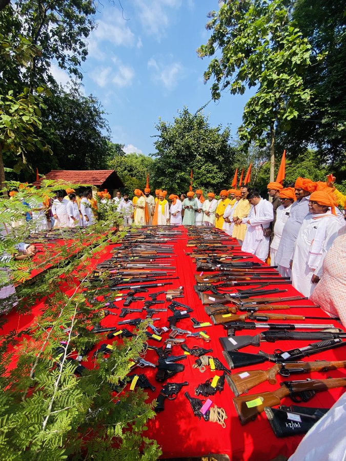 आम व्यक्ति को प्रशासन सुरक्षा की दृष्टि से एक लाइसेंस भी मुहैया नहीं कराता,जबकि कुंडा में राजा भैया ने हथियारों का जखीरा खोल दिया है, एक व्यक्ति, एक लाइसेंस पर केवल दो हथियार ही रख सकता है,बाकी हथियार किसके है प्रशासन को ग़ैर क़ानूनी हथियार वालों पर क़ानूनी कार्यवाही करनी चाहिए!