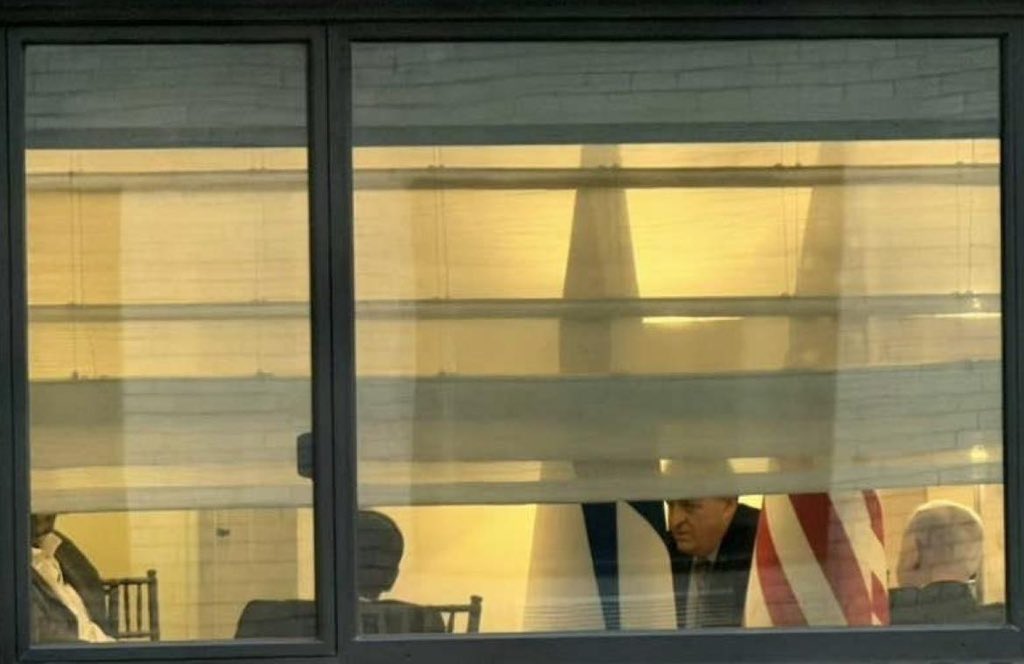 gazanotice's tweet photo. 🚨BREAKING : Office of the Israeli Prime Minister Benjamin Netanyahu :

In response to Hamas’ statement, we are preparing to implement the first phase of Trump’s plan for the immediate release of all captives and will continue coordinating with Trump and his team to end the war.