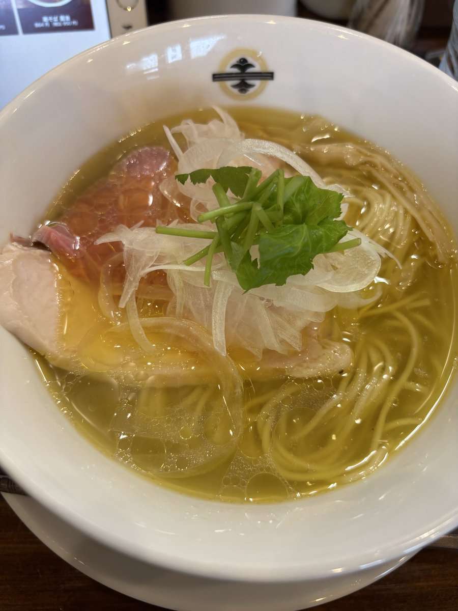 aska_kindle's tweet photo. らあ麺しろがね松本本店
カウンターのみ
松本市石芝
鶏そば塩950円
秋になってきてますますラーメンが美味しい😋 https://t.co/g2LMPerZ16