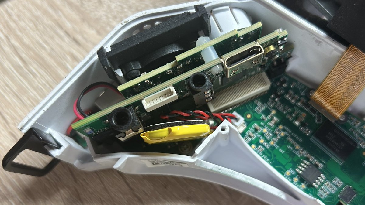 yuzuiroFPV's tweet photo. 手術は終わりました！
開腹したついでにウォッチ用の電池も入れておきました、これでDVRファイルが日付で管理出来ます♪
#HDZERO https://t.co/mojaZFuu7g