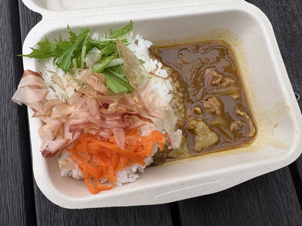 今日はカレーを食べました。
美味しかったです。