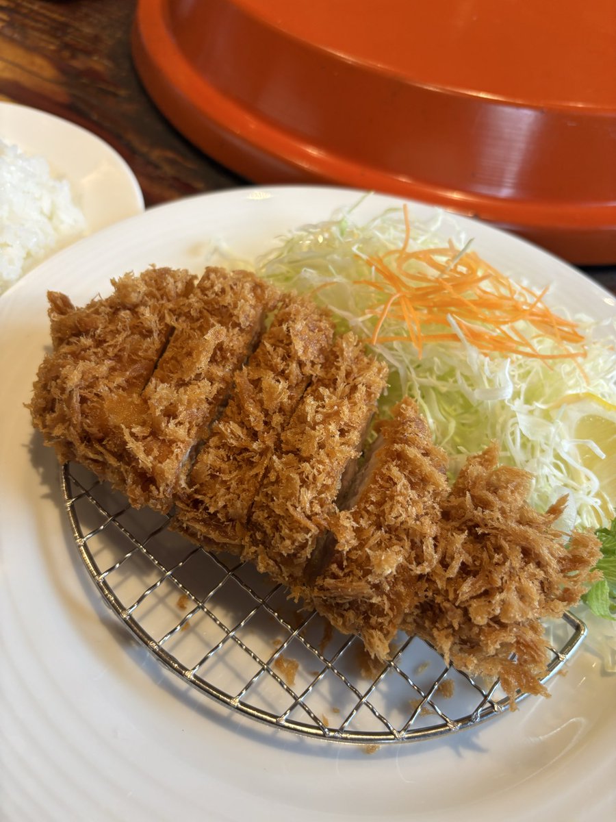 waka2000's tweet photo. サイボクパーク　ロースカツ
豚のテーマパーク、埼玉県民の聖地。
そこまで期待してなかったが相当美味いやないか。
これで1900円は立派。
トンカツ目当てに通ってもいいレベル。 https://t.co/Qh3bWJfozD