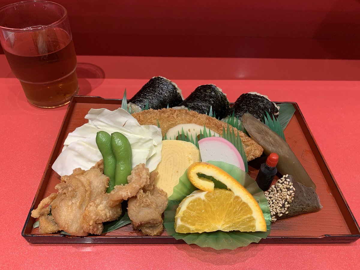 ug05n's tweet photo. 広島に着いてお昼に広島焼か迷ったけれど、もう「むさし」のおむすびを食べようということになり、駅前の「むさし」で３人でお昼ごはん中‼️
ちょうどお昼だから混んでます🙌
西川さんのツアーTも時々みるけれど、広島カープの服着た人も多いなー https://t.co/cfjumLsq7T