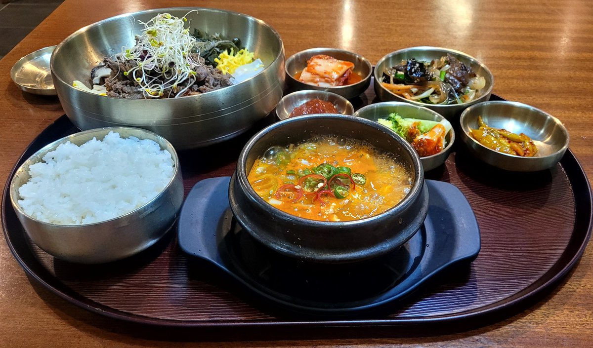 korearacing's tweet image. Light one today. Bibimbap and doenjang jjigae. Luckyville Grandstand 6F. 18,000won