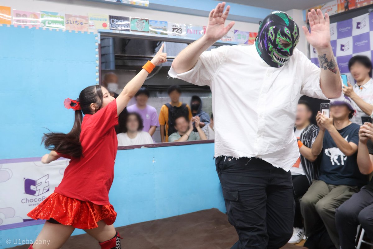 U1ebalcony's tweet image. #ChocoPro x #MysteryWrestling 
第二試合 1(ウノ)カウントマッチのルール説明をするメイさん
自分がカメラマンをするため、第一試合でカメラ＆実況をしてくれた #EvilUno 選手を「You get out!」と追い出す
#駿河メイ