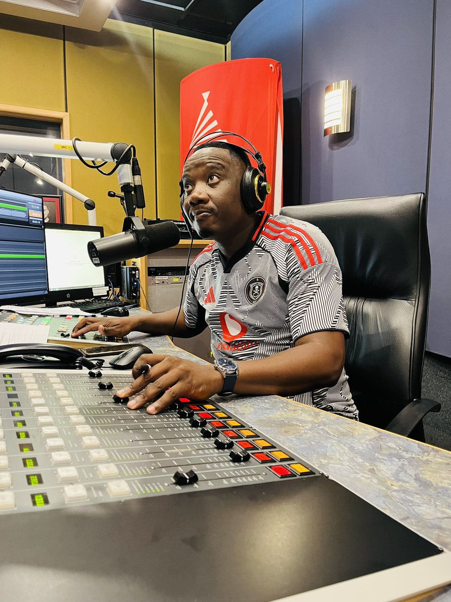 Thibos_Mokone's tweet image. #Rekaof12to3 @LesediFM with the champ #bundleofjoy 📻📻🔥🔥