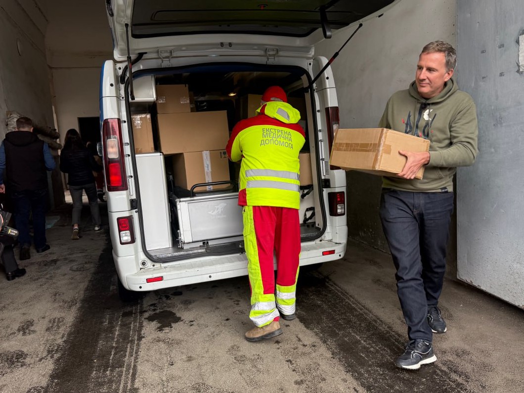 AMCFU's tweet image. 🚑 2 ambulances pour Kharkiv – mission accomplie ! 🇺🇦
2 ambulances équipées de protections anti-drones pour sécuriser le personnel en intervention  ont été remises à la Médecine d’urgence de Kharkiv.
#Ukraine #Kharkiv #Solidarité