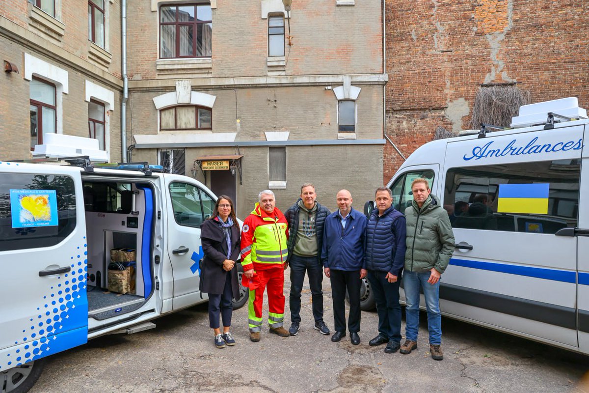AMCFU's tweet image. 🚑 2 ambulances pour Kharkiv – mission accomplie ! 🇺🇦
2 ambulances équipées de protections anti-drones pour sécuriser le personnel en intervention  ont été remises à la Médecine d’urgence de Kharkiv.
#Ukraine #Kharkiv #Solidarité