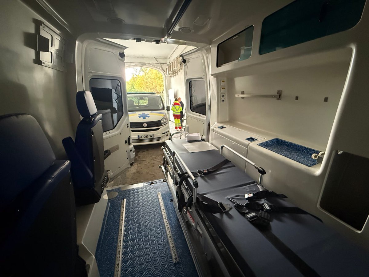 AMCFU's tweet image. 🚑 2 ambulances pour Kharkiv – mission accomplie ! 🇺🇦
2 ambulances équipées de protections anti-drones pour sécuriser le personnel en intervention  ont été remises à la Médecine d’urgence de Kharkiv.
#Ukraine #Kharkiv #Solidarité