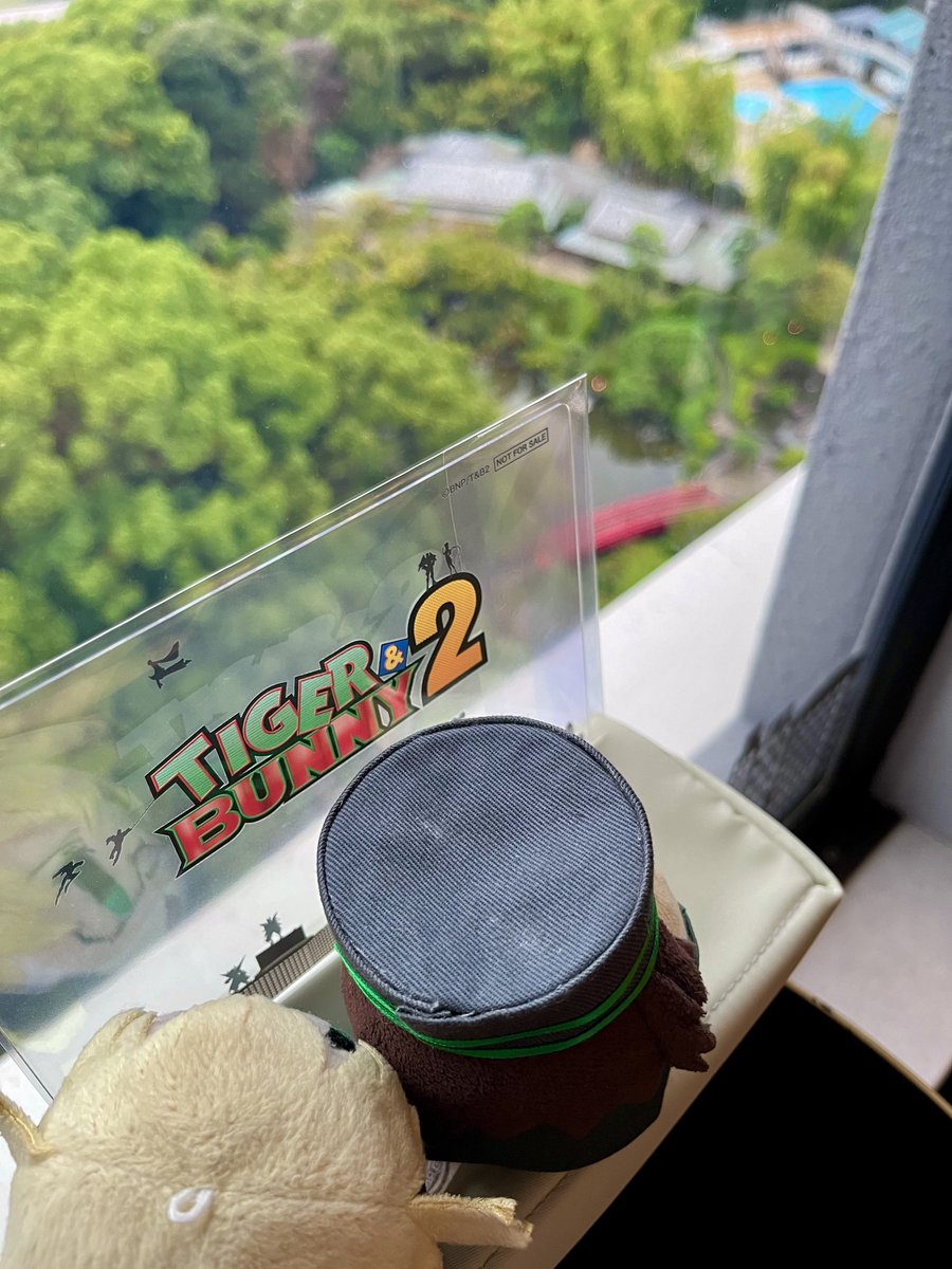 🐯来たぞ！コラボルームだ！
🐰このお部屋は初めてですね！窓からこてつさんがロケした庭園が見えますよ
🐯バニーがロケしたプールもな！