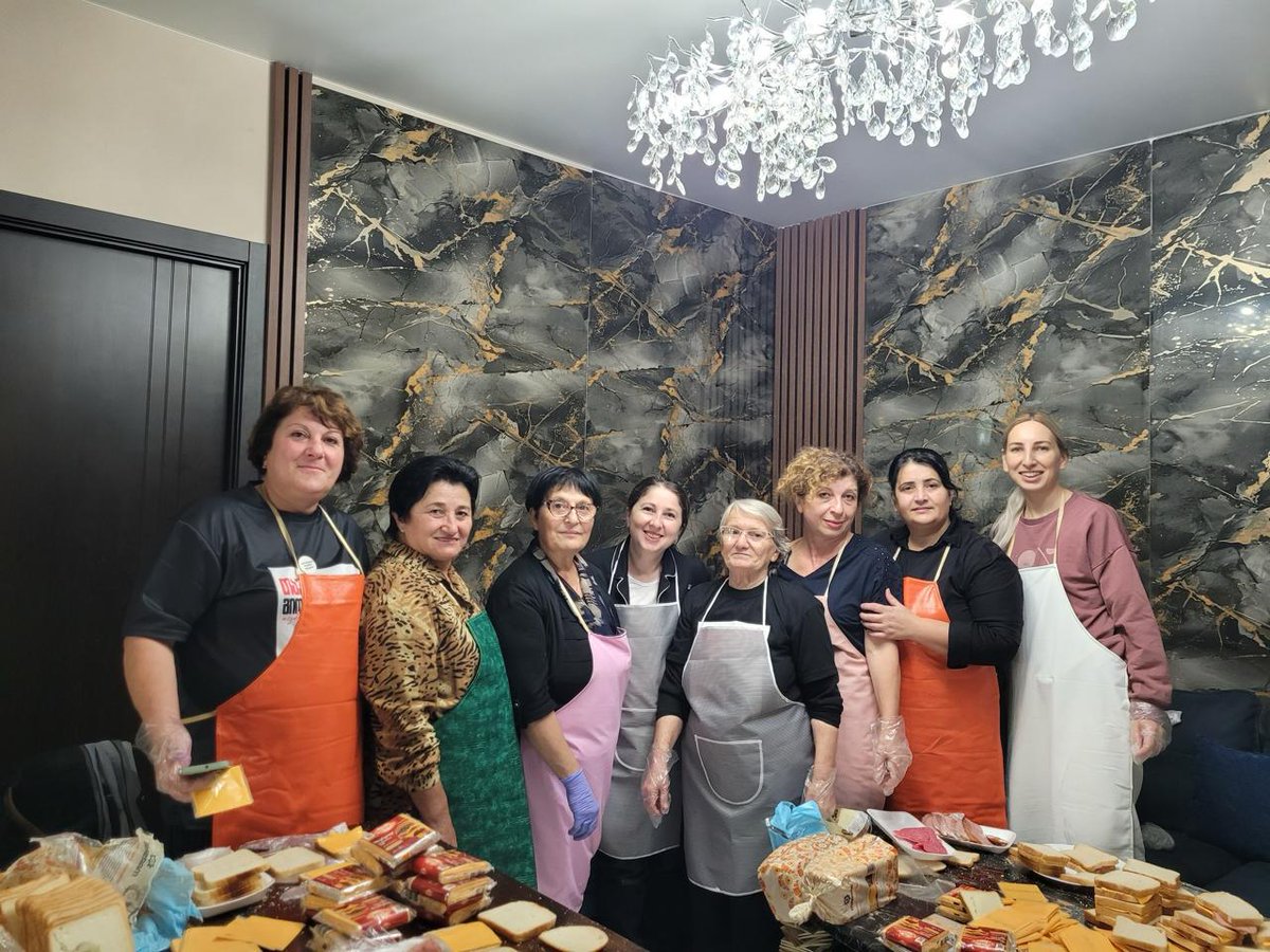 Georgia 🇬🇪🇪🇺: in the capital Tbilisi the mothers of political prisoners have already started making sandwiches for the many protesters that are coming to the city today.

📷 Teona Chalidze