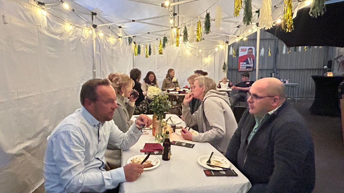 SGPOldebroek's tweet photo. Wat een geslaagde avond!🍔🍴 De SGP familie-BBQ was een feestje: fractie, bestuur en commissies samen rond de tafel voor veel gezelligheid, ontmoeting en verbinding. 

‘Alleen ga je snel, samen kom je verder!’ 💪

#teamSGP #SGPOldebroek https://t.co/3CLta3EdIS