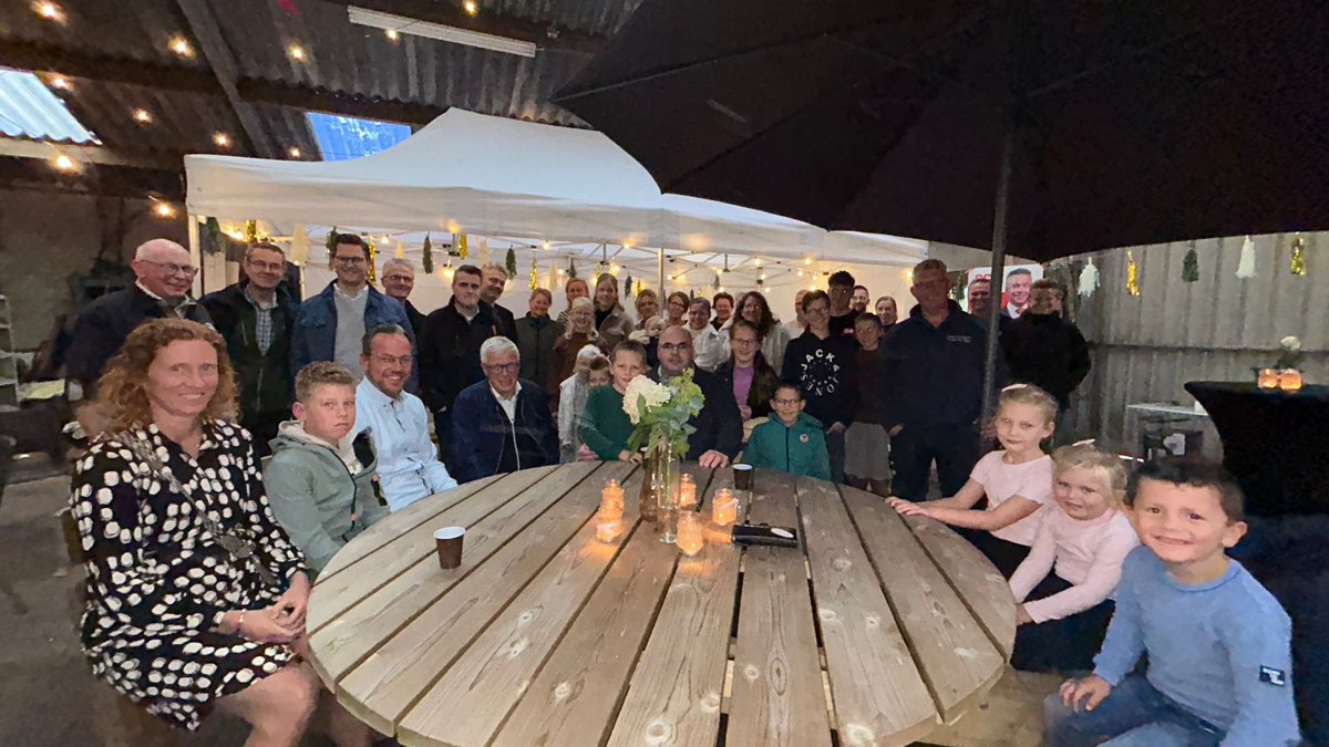 SGPOldebroek's tweet photo. Wat een geslaagde avond!🍔🍴 De SGP familie-BBQ was een feestje: fractie, bestuur en commissies samen rond de tafel voor veel gezelligheid, ontmoeting en verbinding. 

‘Alleen ga je snel, samen kom je verder!’ 💪

#teamSGP #SGPOldebroek https://t.co/3CLta3EdIS