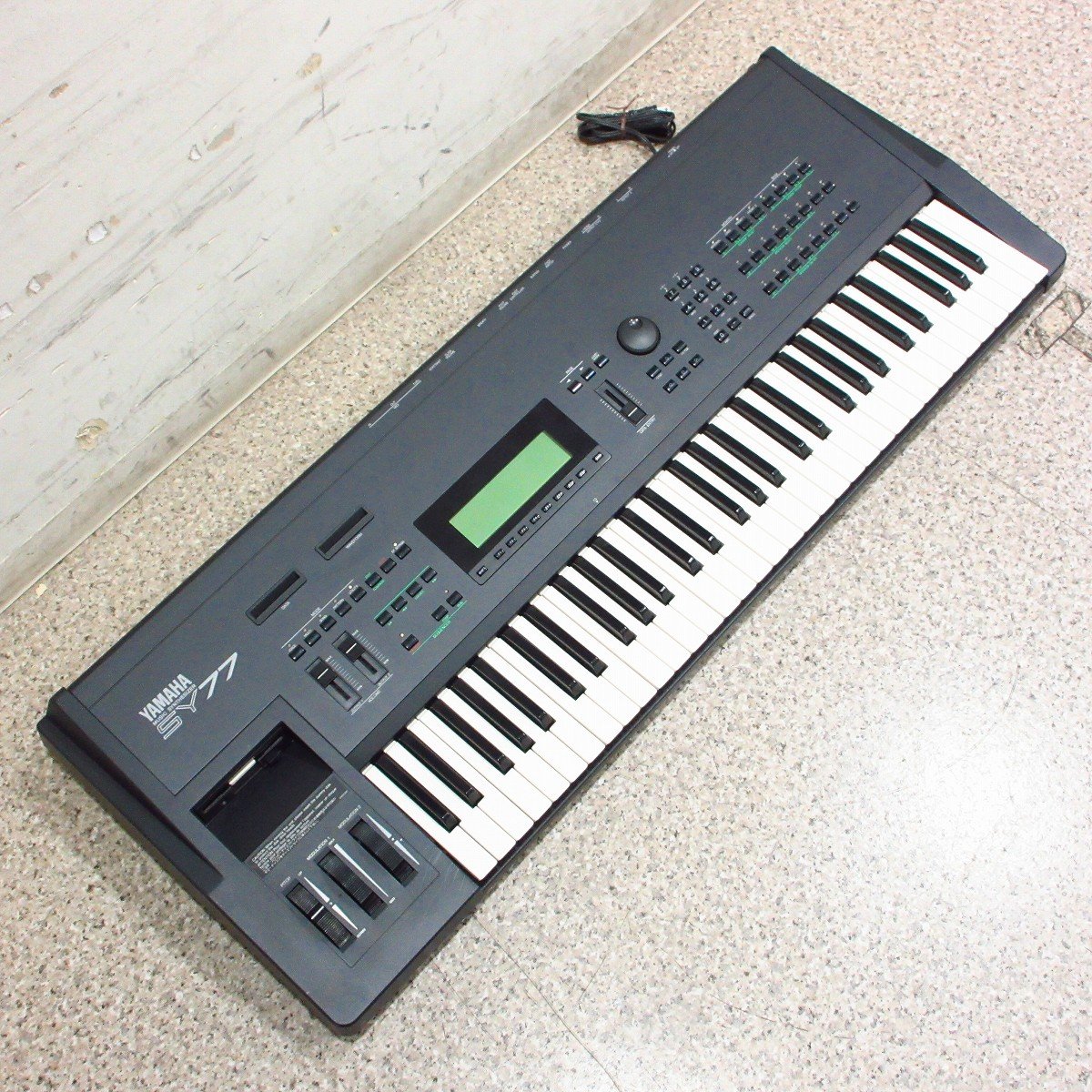 希少　YAMAHA SY77 シンセサイザー　ハードケース付き YAMAHA SY77 シンセサイザー 61鍵 【純正ハードケース付属