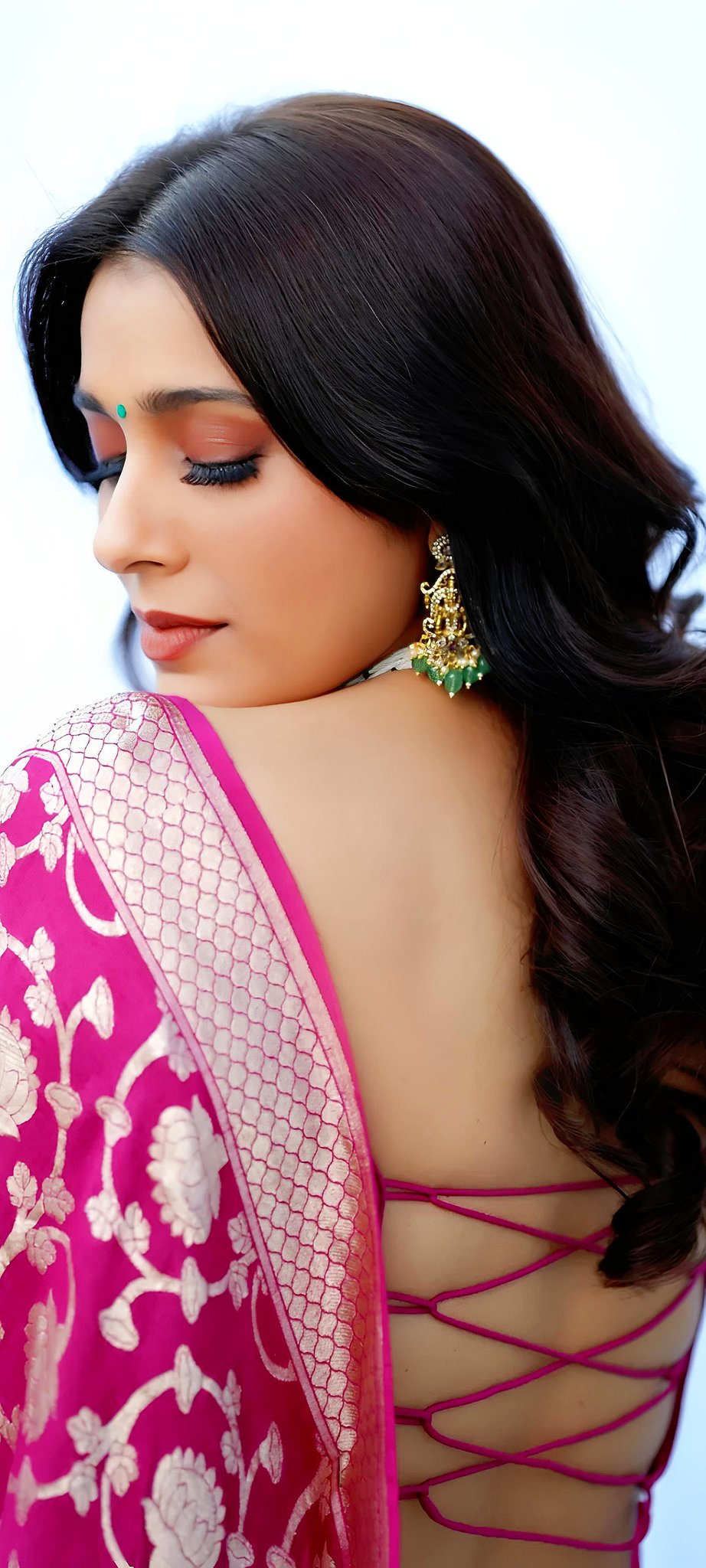 Beautiful Actress Rashmi Gautam is an Indian actress and television presenter collections, latest Rashmi iiQ8