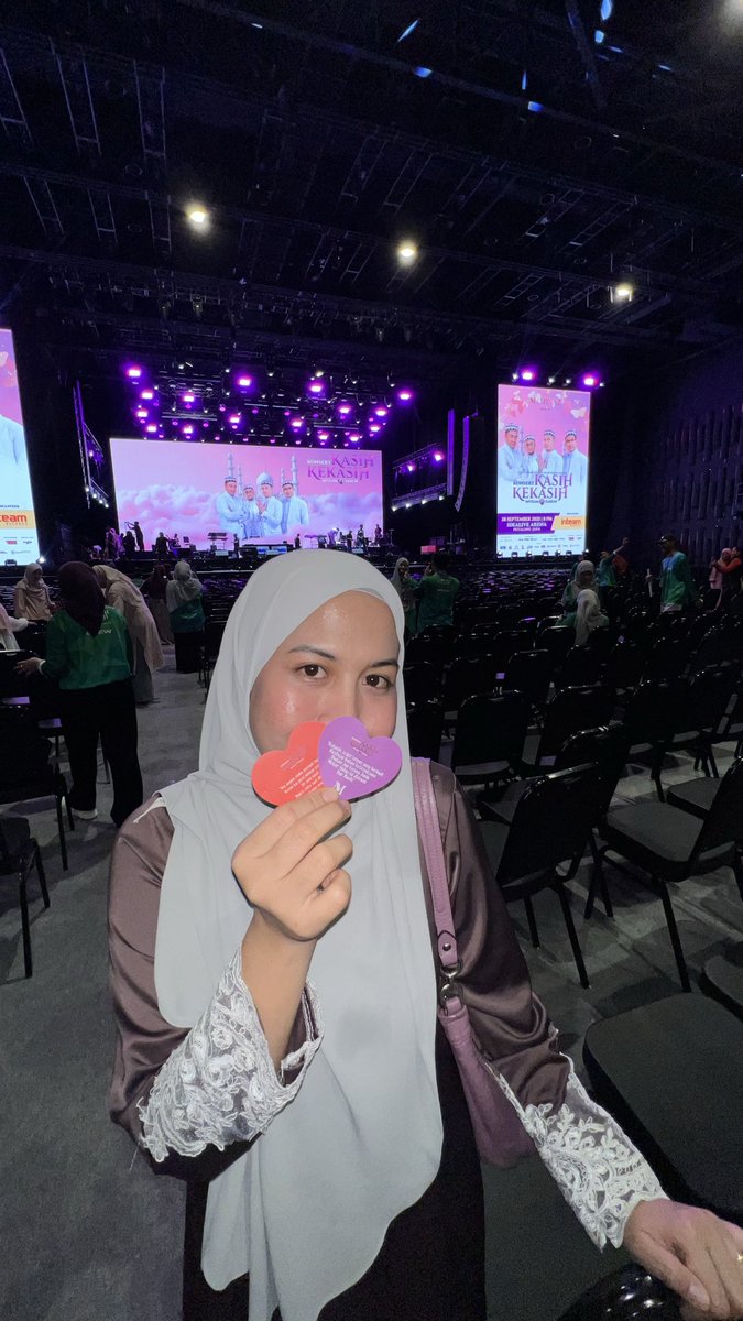 zuriahothman's tweet photo. Tepek sini sebagai kenangan. Konsert Inteam 25 Tahun Kasih Kekasih  💜🩷 https://t.co/s6g0ApW9m4