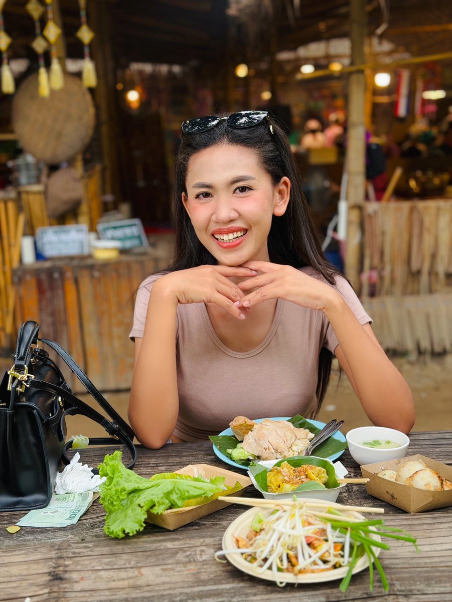 HongarnonL19174's tweet photo. งั่มๆงับ 🍃🍡🥙🍩 #ตลาดโอ๊ะป่อย #สวนผึ้ง #ราชบุรี #เพื่อนทุกคน #เพื่อน https://t.co/iFRdtEqIr3