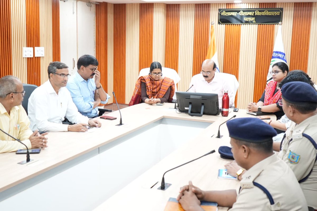 DC_Palamu's tweet image. नीलांबर-पीतांबर विश्वविद्यालय के तृतीय दीक्षांत समारोह को लेकर यूनिवर्सिटी परिसर में चल रहे तैयारियों का एसपी संग जायजा लिया गया।इस दीक्षांत समारोह में माननीय राज्यपाल के भाग लेने की संभावना है।
@prdjharkhand