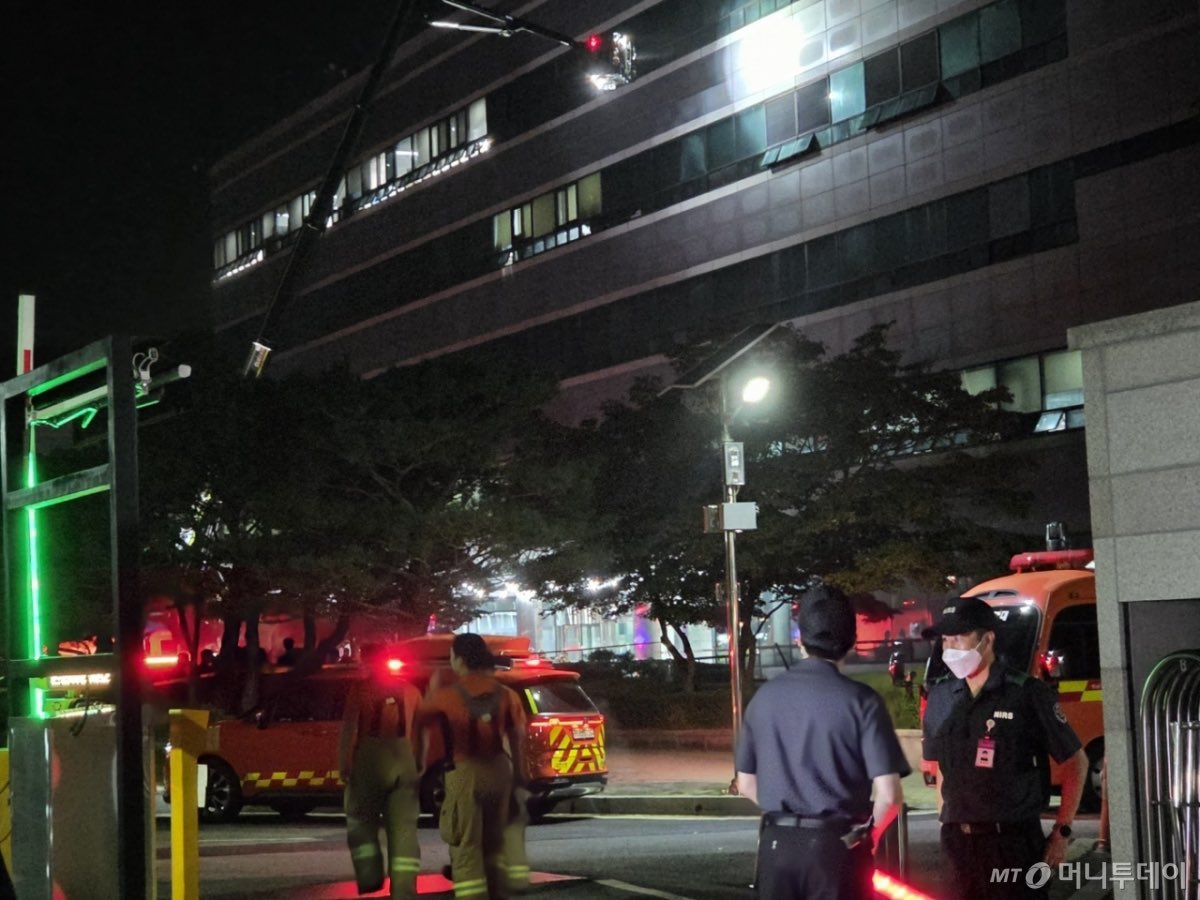 배터리 지하로 옮겼단 과정도 이해 안가고 

26일 금요일에 났다는 불이 왜 현장영상도 
제대로 없어 AI로 기사나 써대고
27일 21시간 탔다는 시점 모습은 
리튬배터리 화재가 맞나 싶을 정도로 조신하고 
영상은 28일에서야 제대로 공개되고 
그 마저도 5층 아닌 왜 애먼데서 검은 연기만
처남?