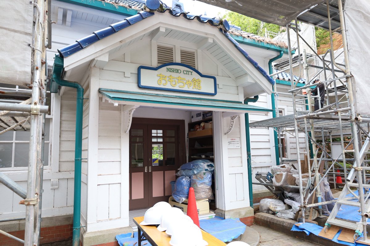 tokai_kisya's tweet image. 西尾市岩瀬文庫の旧書庫と旧児童館で行われている保存・修理工事の様子が25、26の両日、一般公開されます。
共に大正時代の姿を残しており、国登録有形文化財。
工事では今後の活用を見据えて、耐震補強や耐風対策を施しています。

#西尾市
#建築
#レトロ
#東海愛知新聞