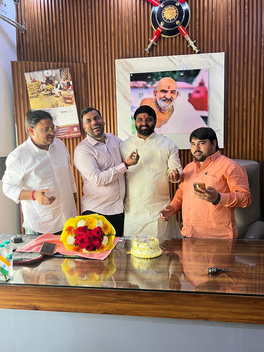 Bkukranti1's tweet photo. 🎉 आज 4 अक्टूबर 2025 को ग्राम इटेडा एम.पी. यादव कार्यालय पर भाजपा युवा मोर्चा नोएडा के जिला अध्यक्ष भाई रामनिवास यादव जी का 38वां जन्मदिन हर्षोल्लास से मनाया गया।
एम.पी. यादव, विनोद यादव, परविन्दर यादव समेत अनेक साथियों ने शुभकामनाएं दीं। 🎂🙏 #BJP #YouthMorcha
@Rambhaiya_bjp https://t.co/BnYydcYhm7