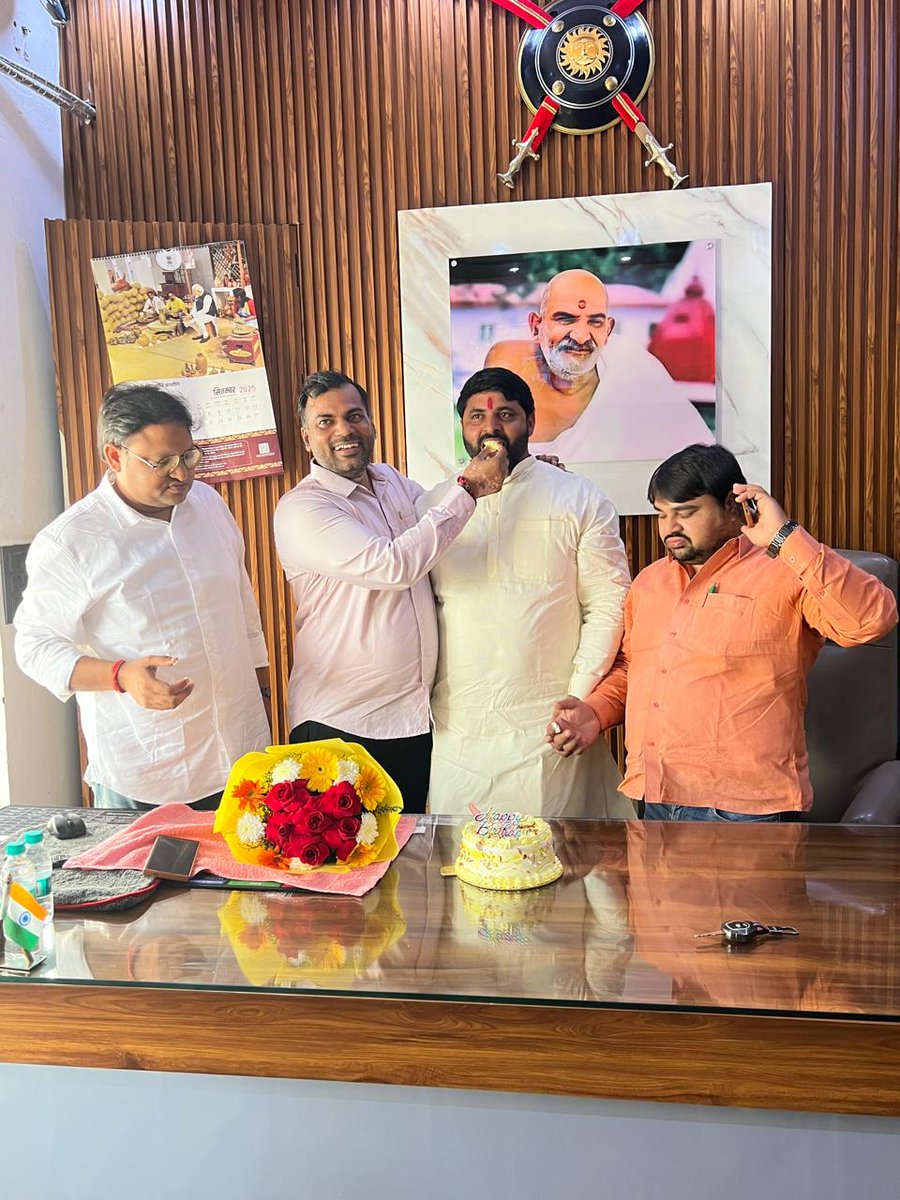 Bkukranti1's tweet photo. 🎉 आज 4 अक्टूबर 2025 को ग्राम इटेडा एम.पी. यादव कार्यालय पर भाजपा युवा मोर्चा नोएडा के जिला अध्यक्ष भाई रामनिवास यादव जी का 38वां जन्मदिन हर्षोल्लास से मनाया गया।
एम.पी. यादव, विनोद यादव, परविन्दर यादव समेत अनेक साथियों ने शुभकामनाएं दीं। 🎂🙏 #BJP #YouthMorcha
@Rambhaiya_bjp https://t.co/BnYydcYhm7