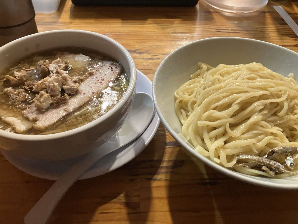 二郎旅2杯目
「にぼ次郎 南草津店」
にぼしつけ麺 250g
魚介の香りがすんごい
塩分濃いめのスープに細麺が合う