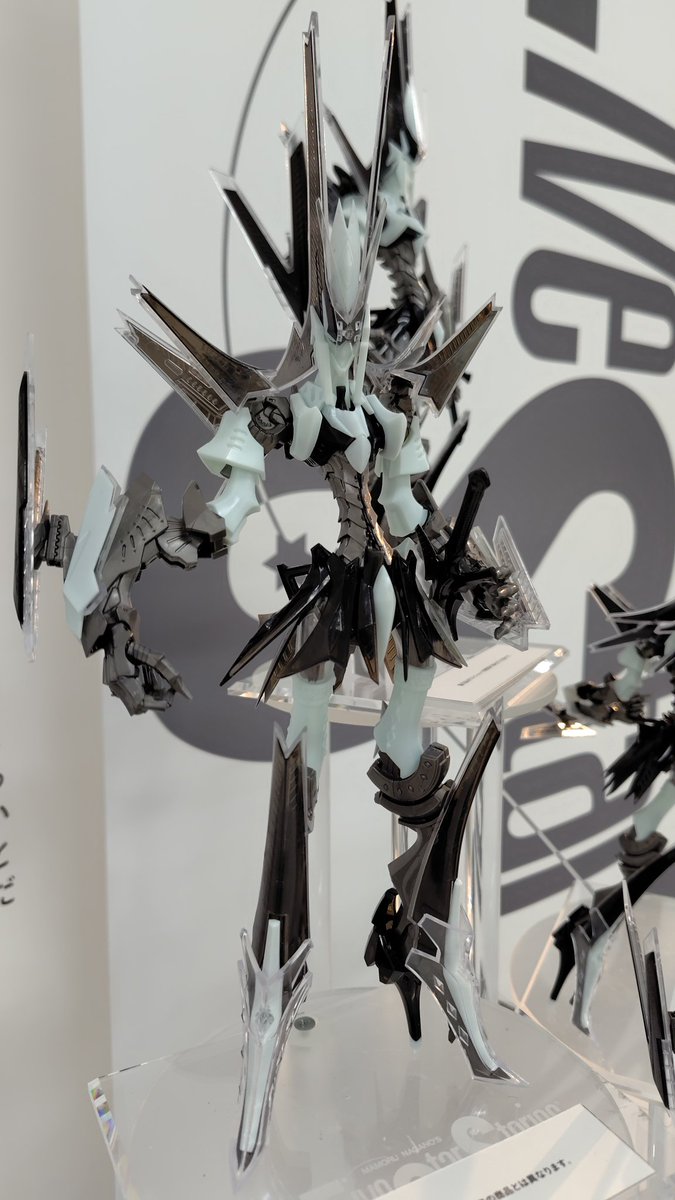 2021mitchell's tweet photo. ボークス札幌のFSS展
入口付近に有ったカイゼリン、最初アブソメックだと思いスルーしてあとからプラモだと気がついたw
(///ω///)ﾃﾚﾃﾚ♪

#FSS_jp #ファイブスター物語 https://t.co/VccCHjPb3z